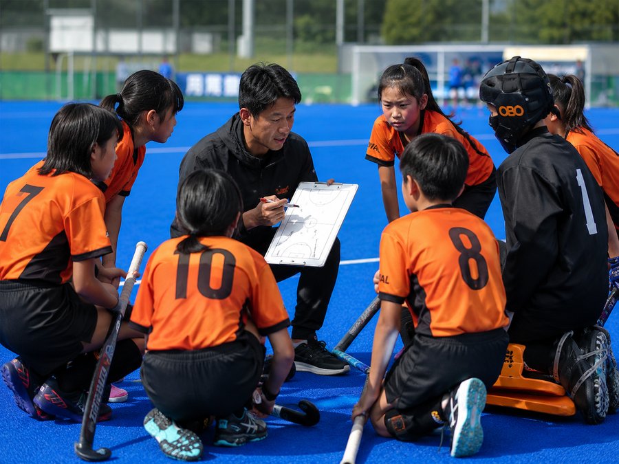 男子ホッケー試合シーン